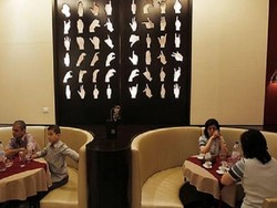 Restoran di Gaza Ini Memperkerjakan Penyandang Tuna Rungu