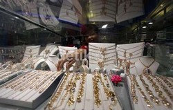 Yuk, Berburu Perhiasan Unik di Indonesia Jewelery Show 2012