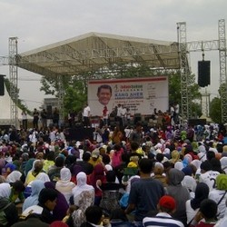 Gubenur dan Istri Berduet Hibur Ribuan Peserta Jalan Sehat