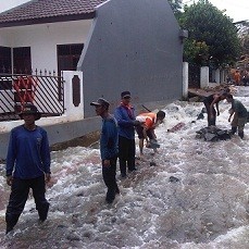 Tanggul Jebol Tak Diperbaiki, 60 KK di Depok Terisolasi