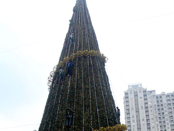 Pohon Natal Mulai Dipasang
