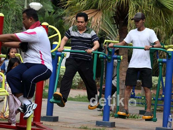 Asyiknya Berolahraga di Taman Jogging