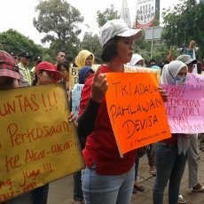 Tuntut Pelaku Pemerkosa TKI Dihukum, Puluhan Ibu-ibu Demo di Depan Kedubes Malaysia