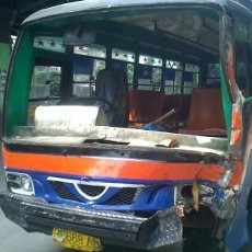 Gagal Salip 3 Motor Metromini Tabrak Pohon di Pasar Gembrong
