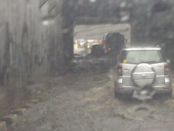 Hujan Deras, Underpass Simprug Digenangi Air