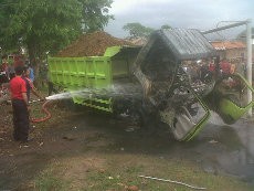 Tabrak Pemotor, Truk Pengangkut Tanah Dibakar Massa