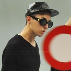 G-Dragon Tiba di Bali dan Disambut Fans di Bandara