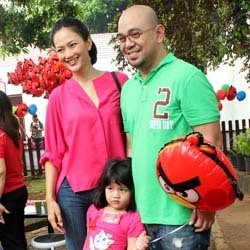Merry Putrian Tanamkan Pendidikan Agama kepada Anak Sejak Dini