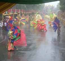 Hujan Deras Iringi Banyuwangi Ethno Carnival