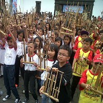Tiga Ribu Orang Getarkan Dunia dengan Suara Angklung di Bandung