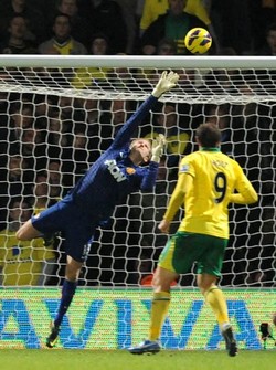 Anthony Pilkington membobol gawang Anders Lindegaard di menit ke-60. AFP/Olly Greenwood.