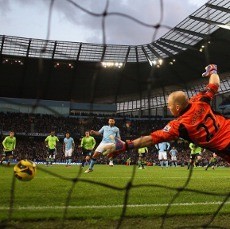 Manajer Villa Gugat Penalti Pertama City