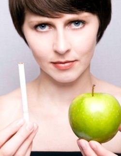 Sulit Berhenti Merokok? Minumlah Susu dan Makan Buah Segar!