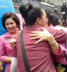 Bertemu Istri Menteri, Angie Cipika-Cipiki