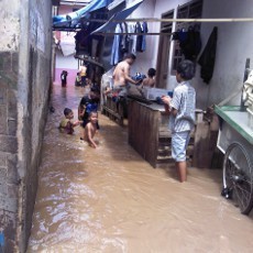 Ciliwung Meluap, Warga Kampung Melayu Tetap Bertahan