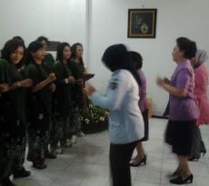 Gelar Baksos, Istri-istri Menteri Joget Bareng Tahanan Pondok Bambu