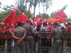 Digusur, Ratusan PKL Demo Minta Lapak ke Pemkot Pekanbaru