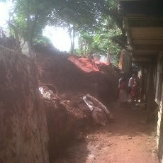 Warga Perbaiki 5 Rumah yang Tertimpa Tembok Seskoal