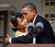 Puji Keberanian Suu Kyi, Obama Berikan Ciuman Pipi