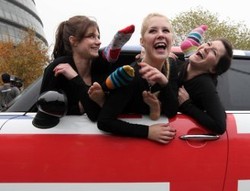 28 Wanita Berjejalan di Mobil MINI