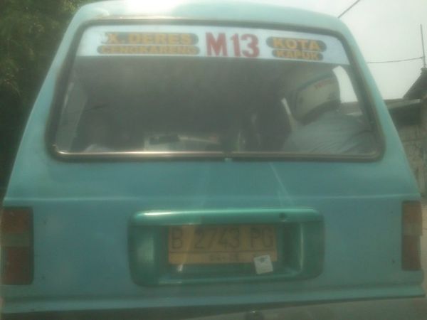 Pakai Helm Naik Angkot