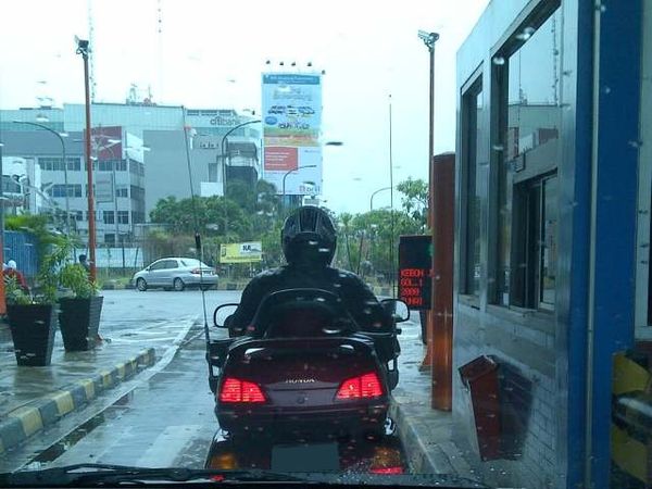 Moge Melintas di Tol