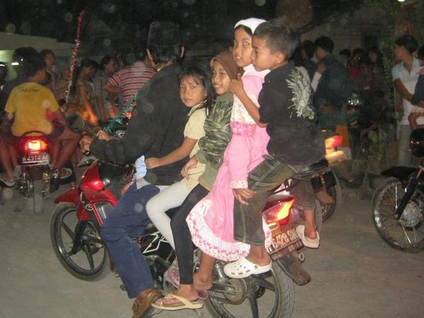 Ramai-ramai Bonceng Motor