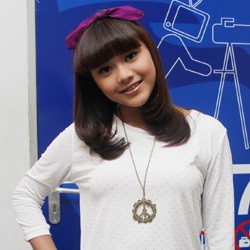 Aih, Manisnya Aurel Berpita Ungu