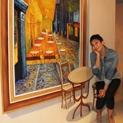 Happy Salma Refreshing di Pameran Lukisan