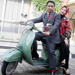 Kemesraan Miing Bagito & Istri di Atas Vespa