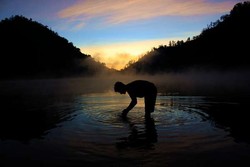 Ssst! Ada Cahaya Magis di Ranu Kumbolo