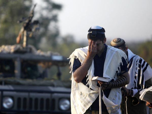 Tentara Israel Berdoa di Perbatasan Gaza