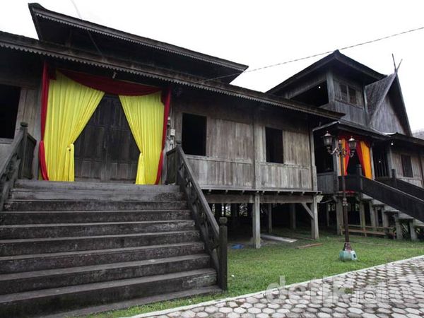 Istana Berwarna Coklat Ini Disebut Istana Kuning
