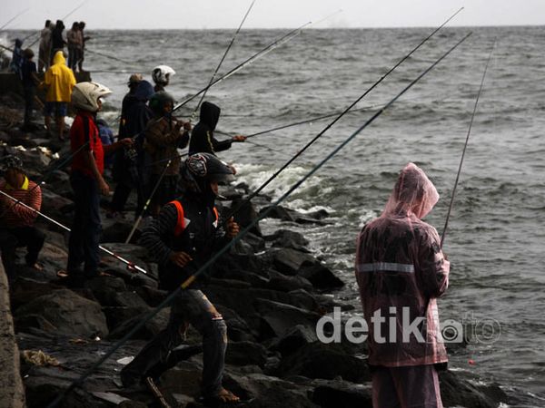 Pemancing Menantang Hujan