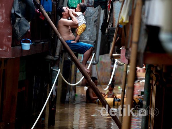Perhatikan Keselamatan Anak Saat Banjir