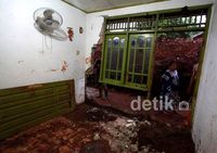 Tembok Seskoal Ambruk Timpa 5 Rumah