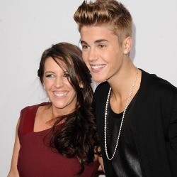 Tak Punya Pacar, Justin Bieber Gandeng Ibunda di AMA