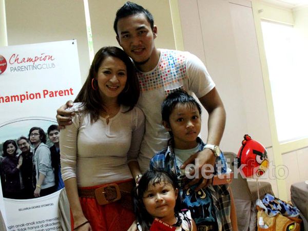 Keakraban Keluarga Okie Agustina & Gunawan