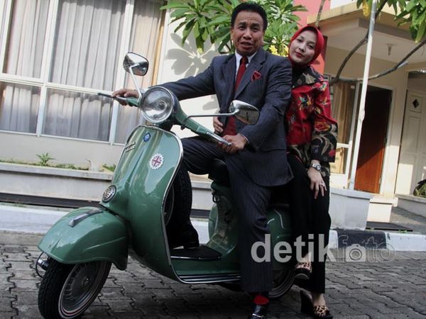 Kemesraan Miing Bagito & Istri di Atas Vespa