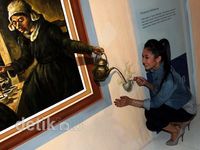 Happy Salma Refreshing di Pameran Lukisan