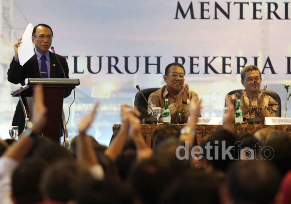 Jero Wacik Ajak Anak Buahnya untuk Tidak Boros