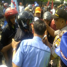 Polisi Geram Buruh Sweeping Pakai Motor