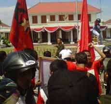 Buruh Padati Gedung Grahadi Lumpuhkan Lalin Gubernur Suryo