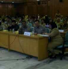 Gubernur Jatim Pimpin Rapat Penyelarasan UMK 2013