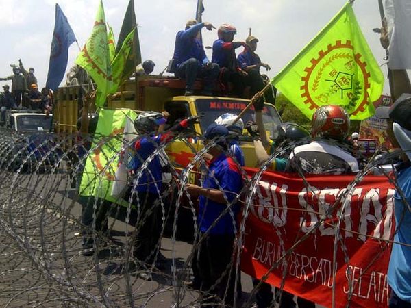 Buruh Demo Kantor Gubernur Jatim