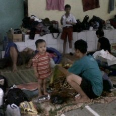Puluhan Balita Korban Banjir Tidur Beralas Tikar