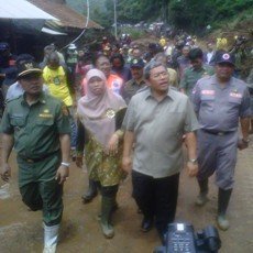 Gubernur Jabar dan Istrinya Tinjau Lokasi Longsor
