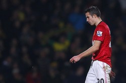 MU kalah 0-1 dari Norwich. Robin van Persie tampak tertunduk lesu. REUTERS/Andrew Winning.