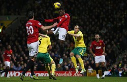 Hasil ini membuat MU turun ke posisi dua klasemen sementara dengan koleksi nilai 27, tertinggal satu angka dari Manchester City. Sementara, Norwich naik ke posisi 13 dengan nilai 14. REUTERS/Andrew Winning.