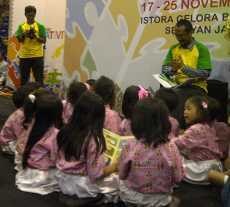 Kala Ketua KPK Abraham Samad Mendongeng di Depan Bocah-bocah TK